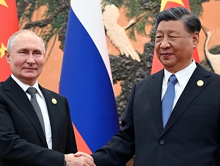 الزعيم الصيني شي يلتقي الرئيس الروسي في بكين 