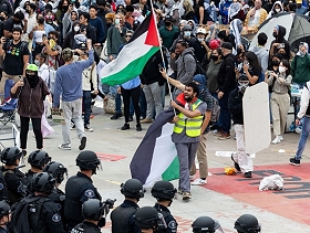 العاملون في "نظام جامعة كاليفورنيا" يضربون دفاعا عن حق الاحتجاج لأجل فلسطين