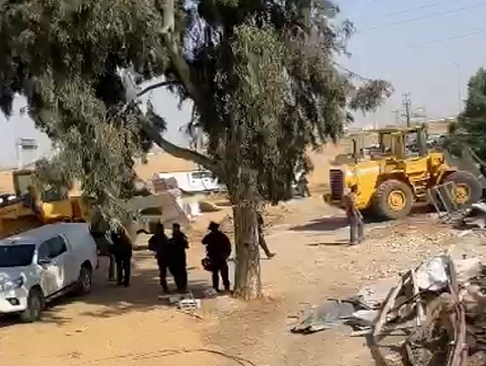 آليات السلطات الإسرائيلية تقتلع الأشجار في وادي الخليل بالنقب