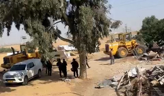 آليات السلطات الإسرائيلية تقتلع الأشجار في وادي الخليل بالنقب