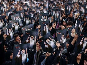 مراسم جنازة للرئيس الإيراني و7 من مرافقيه في طهران قبل الدفن في مشهد