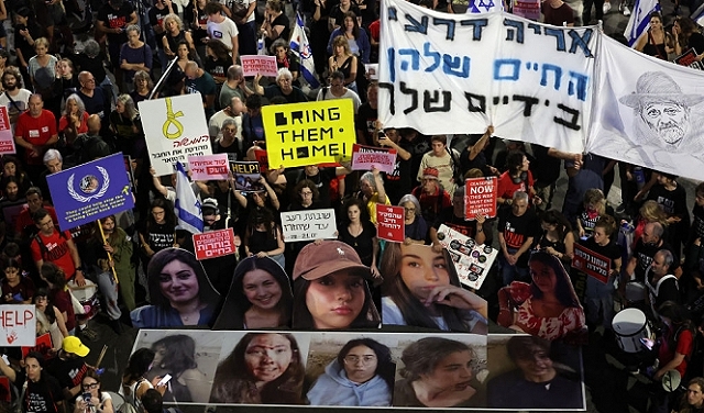 الآلاف يتظاهرون ضد حكومة نتنياهو وللمطالبة بانتخابات فورية وصفقة تبادل