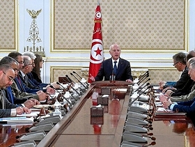 الرئيس التونسي يقيل وزيري الداخلية والشؤون الاجتماعية ضمن تعديل وزاري مفاجئ