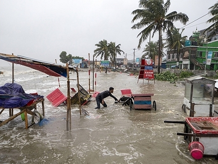 بنغلاديش تجلي مئات الآلاف مع اقتراب إعصار شديد من خليج البنغال
