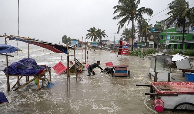 بنغلاديش تجلي مئات الآلاف مع اقتراب إعصار شديد من خليج البنغال