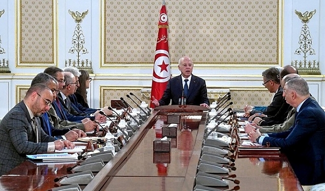الرئيس التونسي يقيل وزيري الداخلية والشؤون الاجتماعية ضمن تعديل وزاري مفاجئ