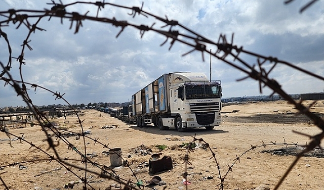 شاحنات مساعدات من مصر تدخل غزة عبر معبر كرم أبو سالم