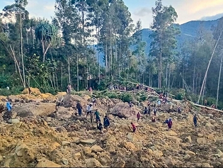  انزلاق التربة طمر أكثر من ألفَي شخص في بابوا غينيا الجديدة