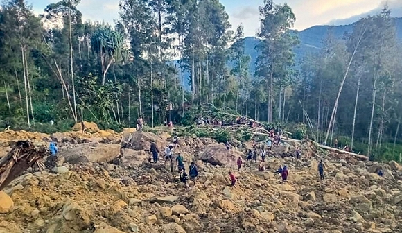  انزلاق التربة طمر أكثر من ألفَي شخص في بابوا غينيا الجديدة