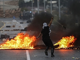 وسط مواجهات في عدة مناطق: الاحتلال يشن حملة اعتقالات بالضفة والقدس