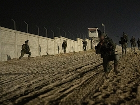 الجيش الإسرائيلي يعلن سيطرته العملياتية الكاملة على محور فيلادلفيا والعثور أنفاق