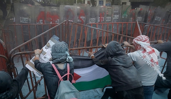   مواجهات خلال مظاهرة منددة بمجزرة رفح أمام سفارة إسرائيل بالمكسيك