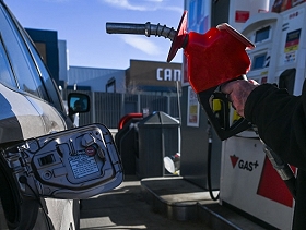 انخفاض في أسعار الوقود لأول مرة منذ 6 أشهر