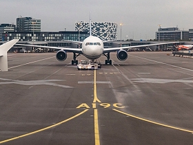 أمستردام: مقتل شخص بعدما سحبه محرّك طائرة في مطار شيبول