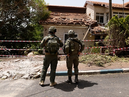 الجيش الإسرائيلي يقصف بجنوب لبنان وحزب الله يستهدف مواقع إسرائيلية