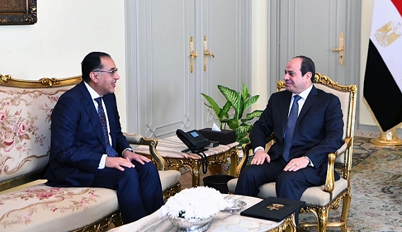 مصر: رئيس الوزراء يقدم استقالة الحكومة للسيسي وتكليفه بتشكيل أخرى جديدة