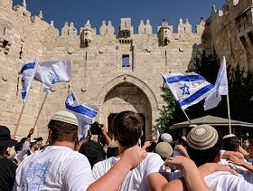 وصول "مسيرة الأعلام" الاستفزازية إلى باب العامود في القدس المحتلة
