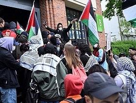 متظاهرون يقتحمون مكتب رئيس جامعة ستانفورد الأميركيّة للمطالبة بوقف دعم الحرب الإسرائيلية على غزة