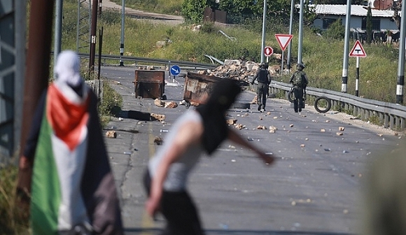 وسط مواجهات واشتباكات: اعتقالات وتحقيقات ميدانية خلال اقتحامات الاحتلال بالضفة 
