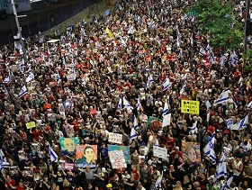 عشرات آلاف الإسرائيليين يتظاهرون للمطالبة بانتخابات وصفقة تبادل فورية