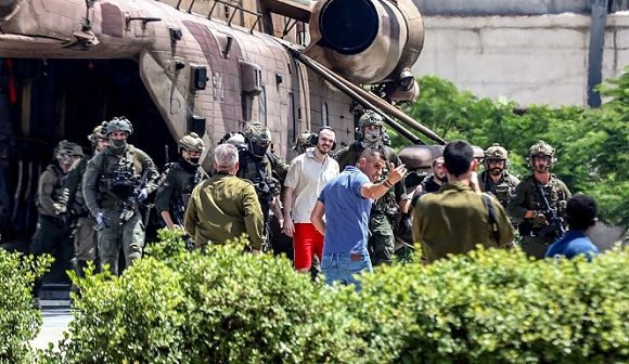 الجيش الإسرائيلي يعلن استعادة 4 أسرى ومقتل ضابط في "اليمام" بالنصيرات