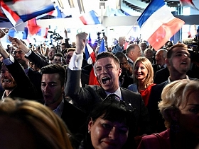 ماكرون يحلّ البرلمان ويدعو إلى انتخابات بعد تصدّر اليمين المتطرّف الانتخابات الأوروبية بفرنسا