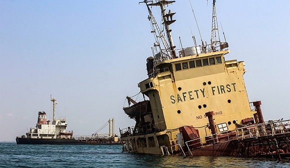 النيران تشتعل بسفينة شحن تعرضت لضربة صاروخية قبالة اليمن