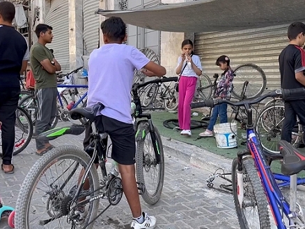 غزة: الدراجة الهوائية باتت وسيلة تنقل رئيسية