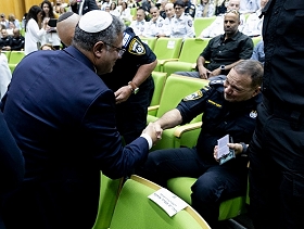 قائد الشرطة الإسرائيلية: بن غفير هددني لمنع تأمين قوافل المساعدات لغزة