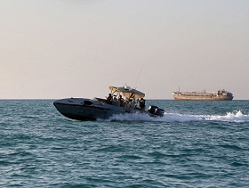 إجلاء طاقم سفينة شحن بعد إصابتها بهجوم من الحوثيين في البحر الأحمر