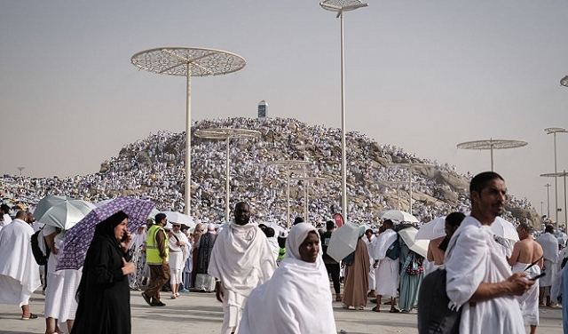 الحجاج يقفون على جبل عرفة