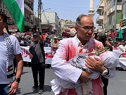 بثوبٍ دامٍ | أردني يحاكي معاناة الآباء الغزيين