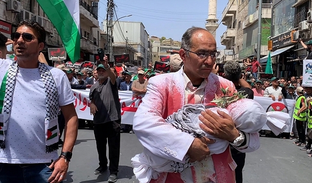 بثوبٍ دامٍ | أردني يحاكي معاناة الآباء الغزيين