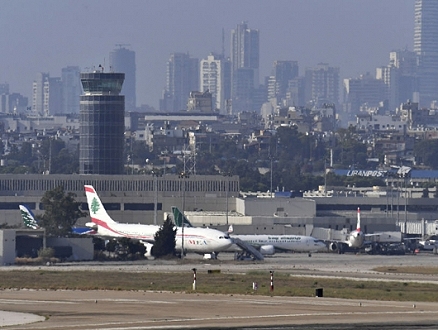وزراء وسفراء دول يصلون إلى مطار بيروت بعد مزاعم تخزين أسلحة داخله