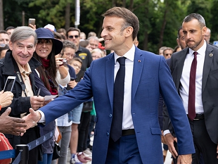 الانتخابات التشريعية في فرنسا: اليمين المتطرف يتصدر بفارق كبير ومعسكر ماكرون يحلّ ثالثا 