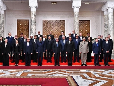 الحكومة المصريّة الجديدة تؤدّي اليمين الدستوريّة: وزيران جديدان للدفاع والخارجيّة