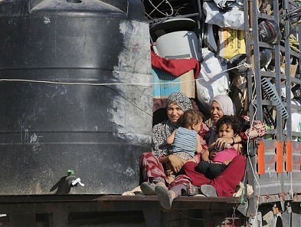 "أونروا": أطنان النفايات تحاصر خيام النازحين وسط قطاع غزة