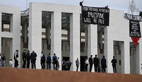 أستراليا: ناشطون مؤيّدون للفلسطينيّين يرفعون لافتات على مبنى البرلمان
