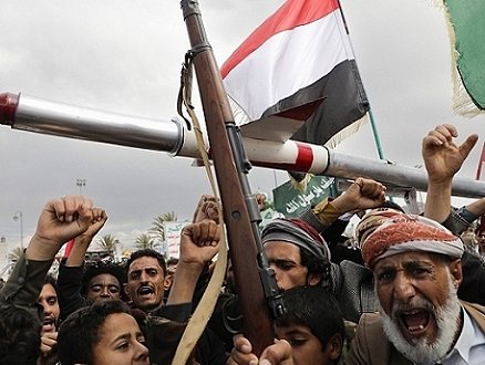 الحوثيّون: طيران أميركيّ بريطانيّ يشنّ 3 غارات على مطار الحديدة