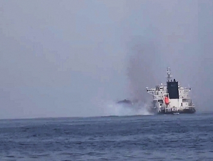3 زوارق تهاجم سفينة في البحر الأحمر قبالة اليمن