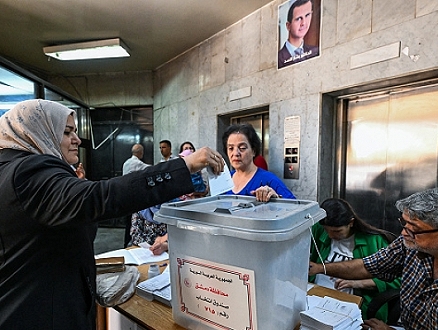 السوريون يقبلون على انتخابات برلمانية بمناطق سيطرة النظام