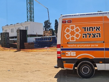 إصابة عامل بجروح خطيرة إثر سقوطه من علو في نتانيا