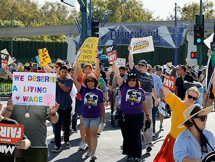 المئات من موظّفي "ديزني" في كاليفورنيا يلوّحون بالإضراب