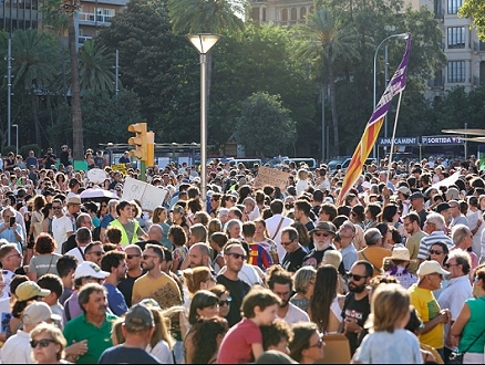 الآلاف يتظاهرون في مايوركا الإسبانيّة احتجاجًا "السياحة المفرطة"