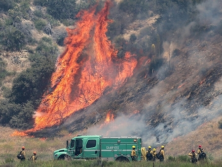 أكبر حريق غابات في كاليفورنيا يتمدد وحرائق في جميع أنحاء غرب الولايات المتحدة