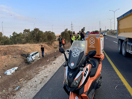 3 مصابين أحدهم بحالة خطيرة في حادث انقلاب سيارة قرب رهط