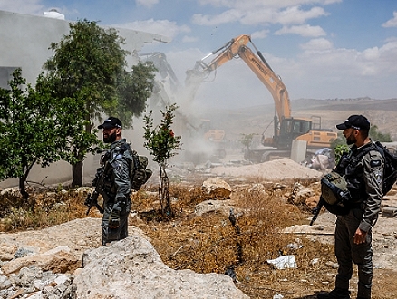 القدس: الاحتلال يهدم منزلا ومنشآت تجارية بالطور