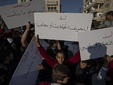 الحكومة تدفع قانونا يلزم الشاباك بالإشراف على المعلمين العرب