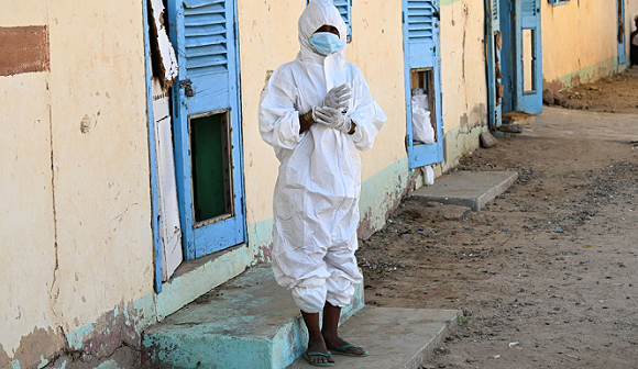 أكثر من ألف وفاة: وباء الكوليرا يفتك بالسودانيّين في ظلّ الحرب المستمرّة