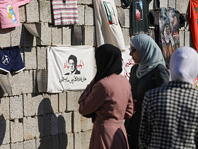 "معرض ملابس عم تتنفس".. عمل فني فلسطيني من تحت الأنقاض في وسط القطاع